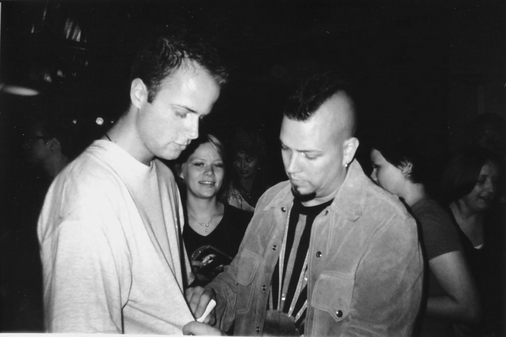 Chad Taylor, leadgitarist van Live, signeert trots mijn shirt in 2003.